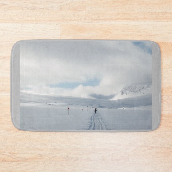 Artikelvorschau, Ein einsamer Skifahrer im wilden Winter Lappland entworfen und verkauft von Alena Vishina.