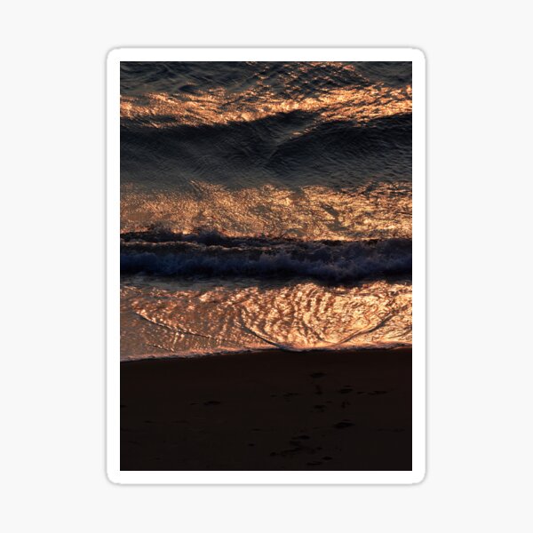 Aperçu de l'œuvre Vagues dorées au coucher de soleil photographyLWD créée et vendue par photographyLWD.