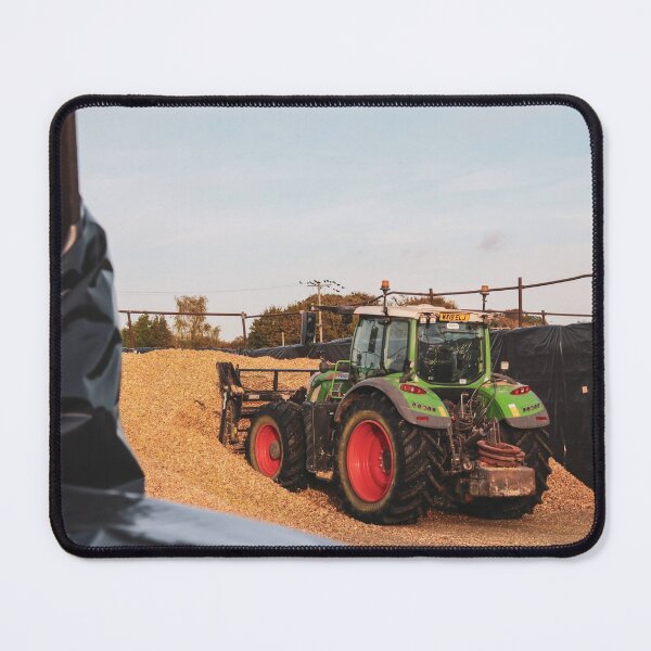 Vista previa del artículo con la obra «Fendt empujando hacia arriba el ensilaje de maíz», diseñado y vendido por AgriPhotoUK.