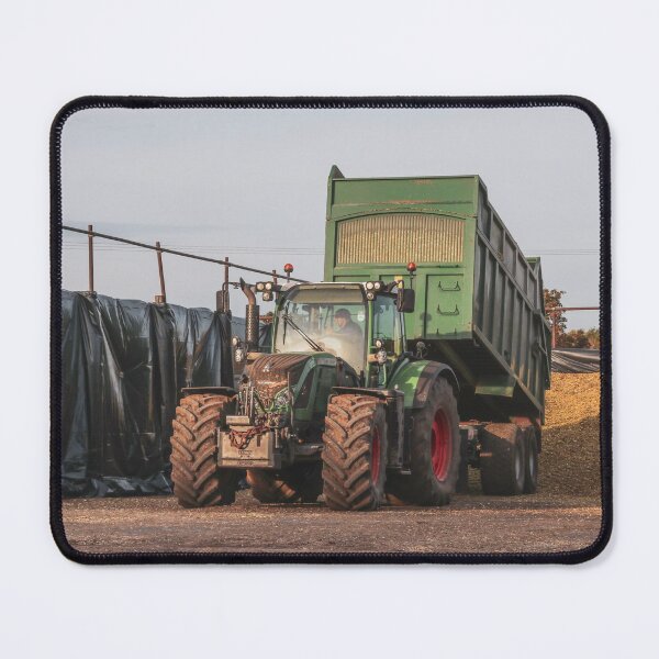 Vista previa del artículo con la obra «Ensilaje basculante de remolque Fendt and Bailey», diseñado y vendido por AgriPhotoUK.