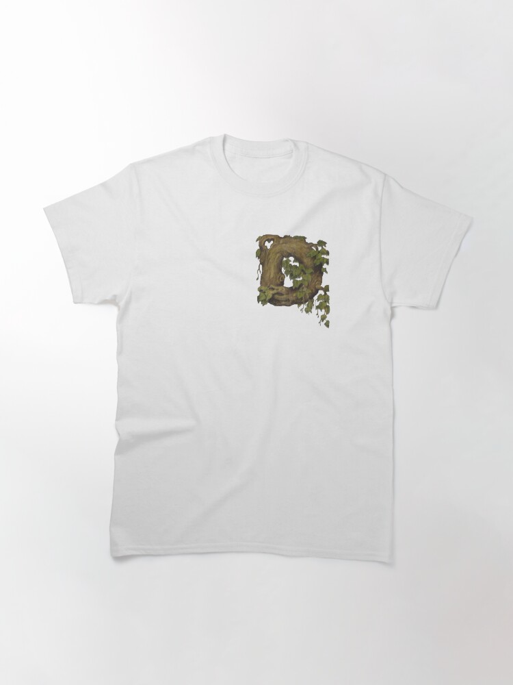 Aperçu 3 sur 7. T-shirt classique avec l'œuvre D - lettre, lettre en bois, initiales. T-shirt premium créée et vendue par KamozaArt.