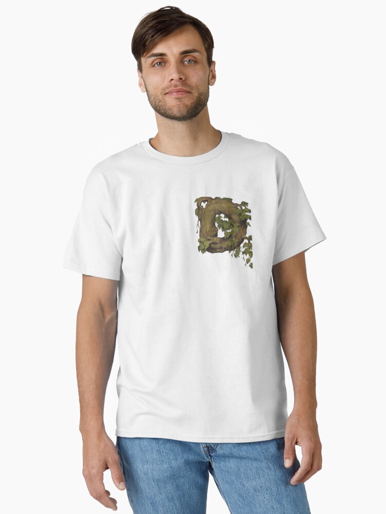 Aperçu 1 sur 7. T-shirt classique avec l'œuvre D - lettre, lettre en bois, initiales. T-shirt premium créée et vendue par KamozaArt.
