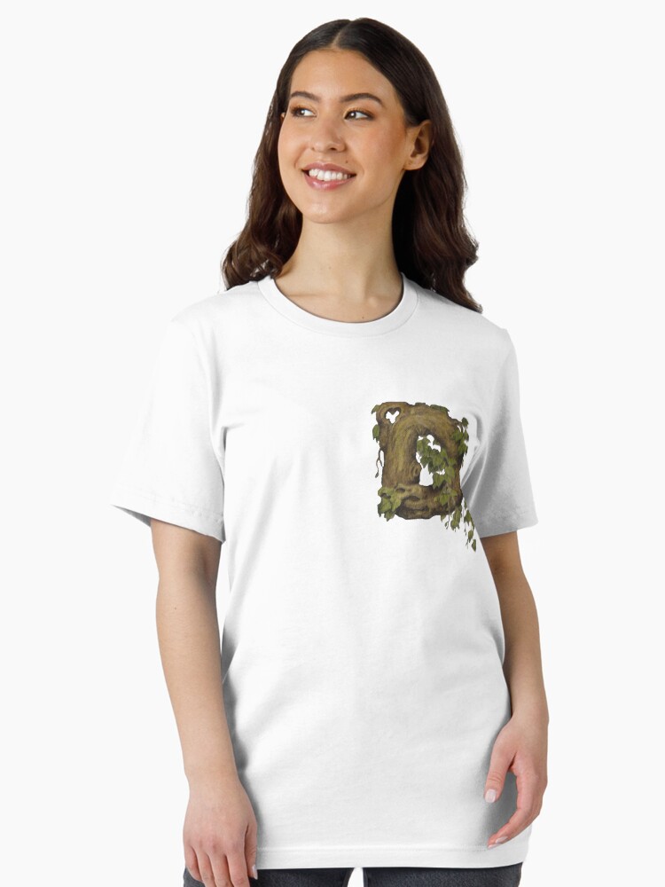 Aperçu 2 sur 7. T-shirt essentiel avec l'œuvre D - lettre, lettre en bois, initiales. T-shirt premium créée et vendue par KamozaArt.