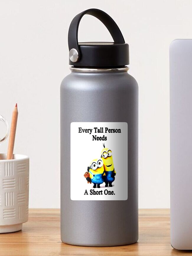 Sticker Une Citation Amusante Chaque Personne De Grande Taille A Besoin D Un Petit Minion Par Artistcom Redbubble