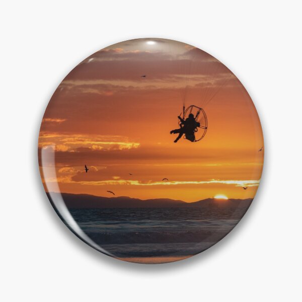Aperçu de l'œuvre Paraglider Rides Off Into The Sunset créée et vendue par PsychoAlien.com.