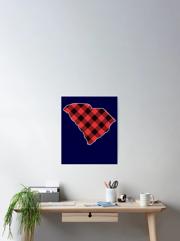 Aperçu 2 sur 3. Poster avec l'œuvre South Carolina State Map Buffalo Plaid Christmas SC Gear créée et vendue par DynamicDesign.