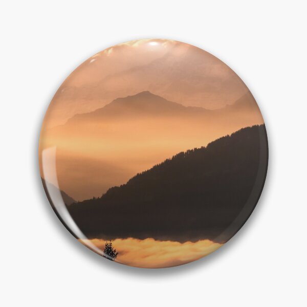 Artikelvorschau, Sonnenaufgang in den Schweizer Alpen mit tief liegenden Wolken im Vordergrund entworfen und verkauft von Drew McAvoy.