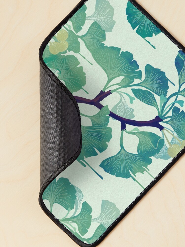 Aperçu 2 sur 5. Tapis de souris avec l'œuvre Ô Ginkgo (en vert) créée et vendue par littleclyde.