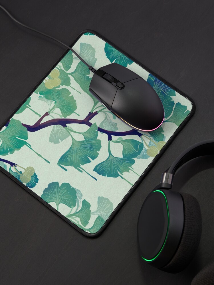 Aperçu 4 sur 5. Tapis de souris avec l'œuvre Ô Ginkgo (en vert) créée et vendue par littleclyde.