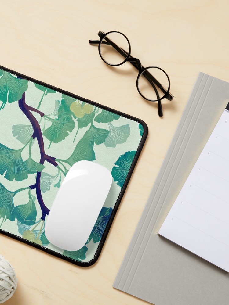 Aperçu 3 sur 5. Tapis de souris avec l'œuvre Ô Ginkgo (en vert) créée et vendue par littleclyde.