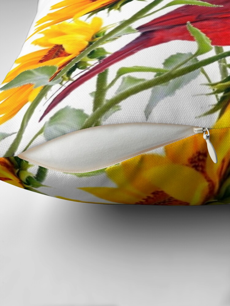 Aperçu 2 sur 4. Coussin avec l'œuvre ART FLORAL JARDIN CARDINAL ROUGE & JAUNES TOURNESOL créée et vendue par sharlesart.