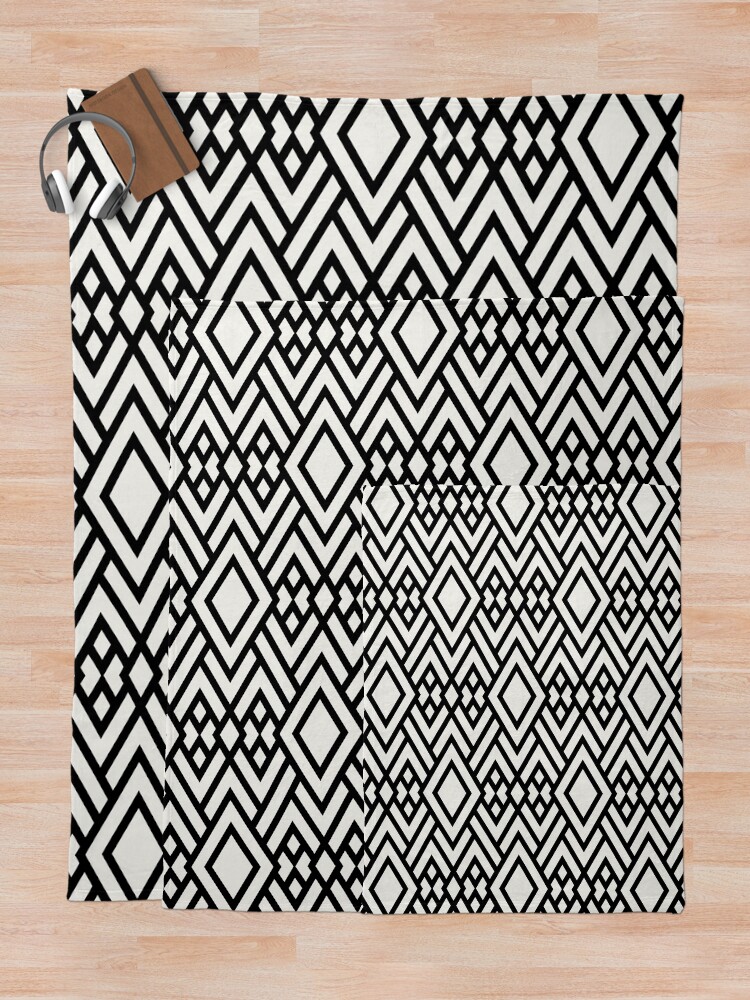 Imagen 5 de 6, Manta con la obra Black and Cream Art Deco Diamond Pattern Pairs Dulux 2022 Popular Colour Cliff Walk - Color Trends, diseñada y vendida por ColorOfTheYears.