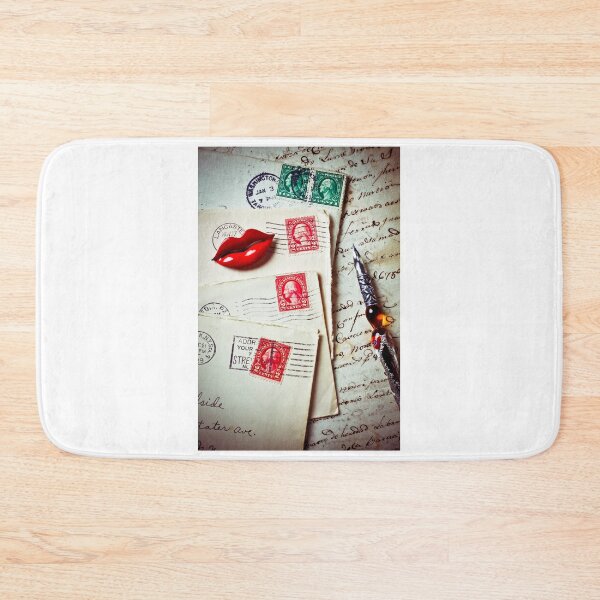 Artikelvorschau, Red lips pin and old letters entworfen und verkauft von Garry Gay.