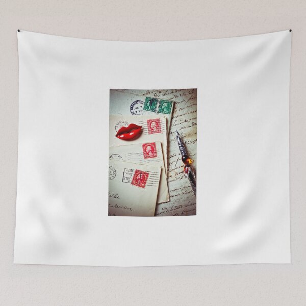 Artikelvorschau, Red lips pin and old letters entworfen und verkauft von Garry Gay.