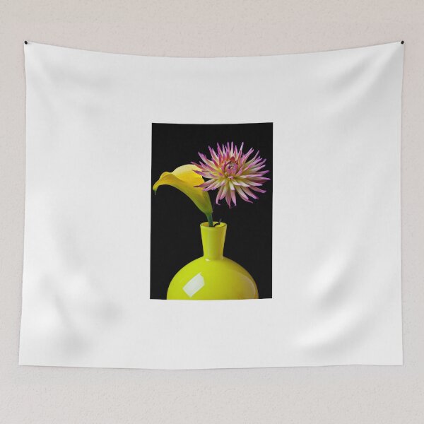 Aperçu de l'œuvre Calla Lilly and Daliha in Yellow Vase créée et vendue par Garry Gay.