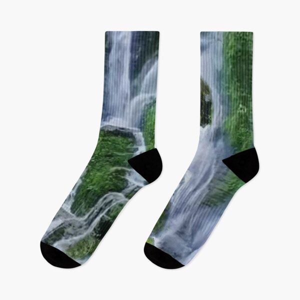 Artikelvorschau, Wasserfall, Kaskaden, Grün, Wasser, Düsen, Gras, endloses Muster entworfen und verkauft von Maria Mihailova.