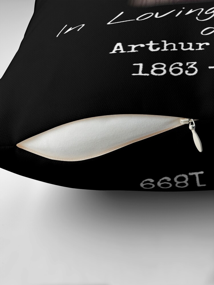 Imagen 2 de 4, Cojín con la obra Homenaje a Arthur Morgan, diseñada y vendida por JohnnyBigNuts.