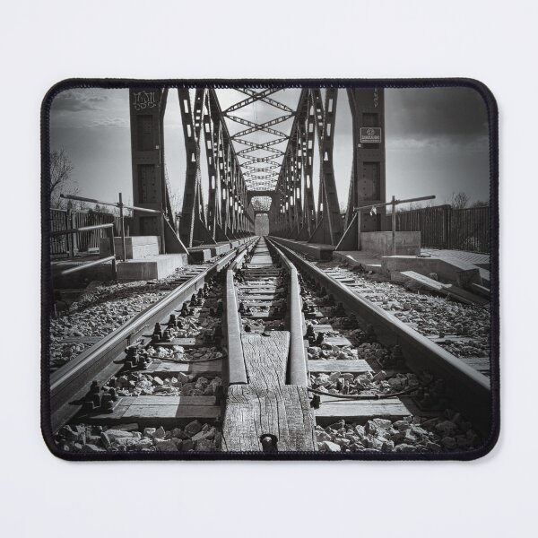 Artikelvorschau, Dramatische Schwarz-Weiß-Eisenbahnbrücke entworfen und verkauft von STIGPhotoDesign.