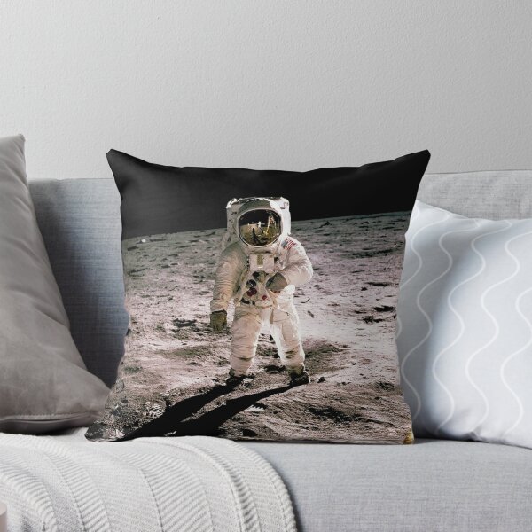 Artikelvorschau, Edwin Aldrin läuft auf der Mondoberfläche. Neil Armstrong, der das Foto gemacht hat, ist in Aldrins Helmvisier zu sehen. Original von der NASA. entworfen und verkauft von IMPHives.