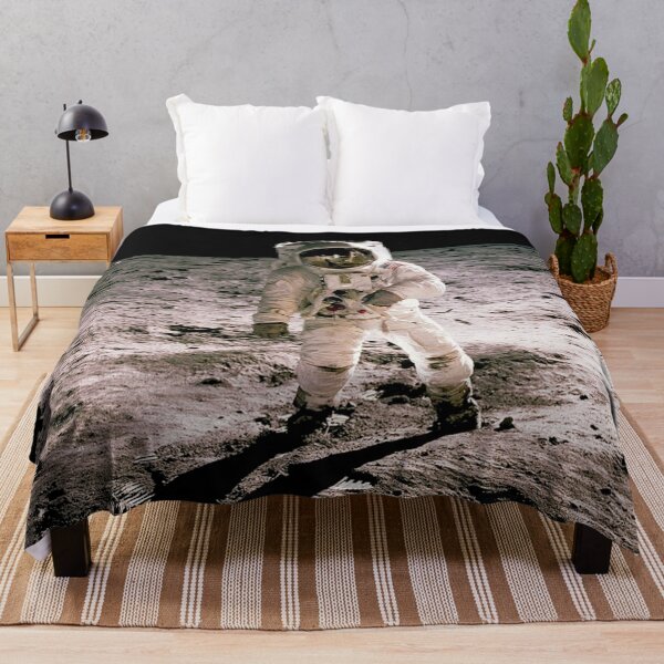Artikelvorschau, Edwin Aldrin läuft auf der Mondoberfläche. Neil Armstrong, der das Foto gemacht hat, ist in Aldrins Helmvisier zu sehen. Original von der NASA. entworfen und verkauft von IMPHives.