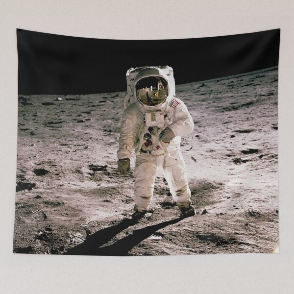 Artikelvorschau, Edwin Aldrin läuft auf der Mondoberfläche. Neil Armstrong, der das Foto gemacht hat, ist in Aldrins Helmvisier zu sehen. Original von der NASA. entworfen und verkauft von IMPHives.
