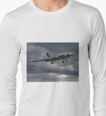 Vulcan on Final Approach - Farnborough 2014 Long Sleeve T-Shirt