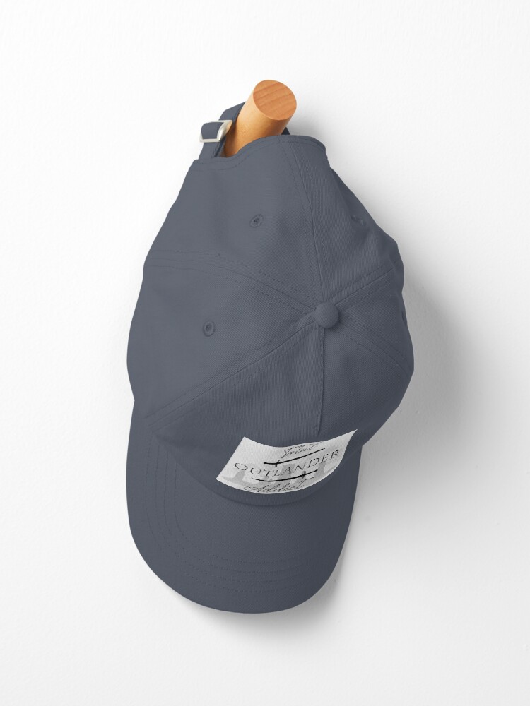 Aperçu 2 sur 7. Casquette avec l'œuvre Totalement Addict à Outlander créée et vendue par OutlanderAddict.