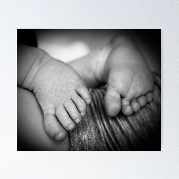 Aperçu de l'œuvre New born baby feet  créée et vendue par Elana Bailey.