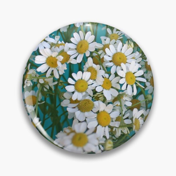 Artikelvorschau, Sommerkamillenblüten auf blauem Hintergrund entworfen und verkauft von AlinaGil.