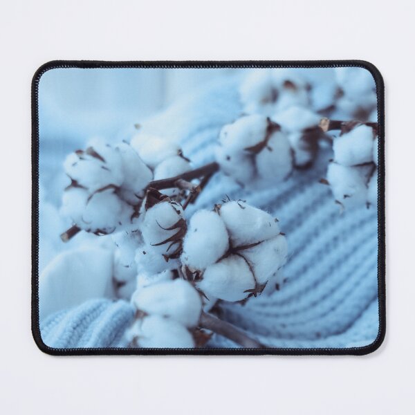 Artikelvorschau, Winterbaumwollblumen auf einem gestrickten blauen Hintergrund entworfen und verkauft von AlinaGil.