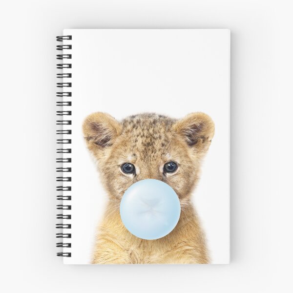 Artikelvorschau, Baby Lion bläst blauen Kaugummi, Baby Boy, Kinder, Kindergarten, Tierbabys Kunstdruck von Synplus entworfen und verkauft von synplus.