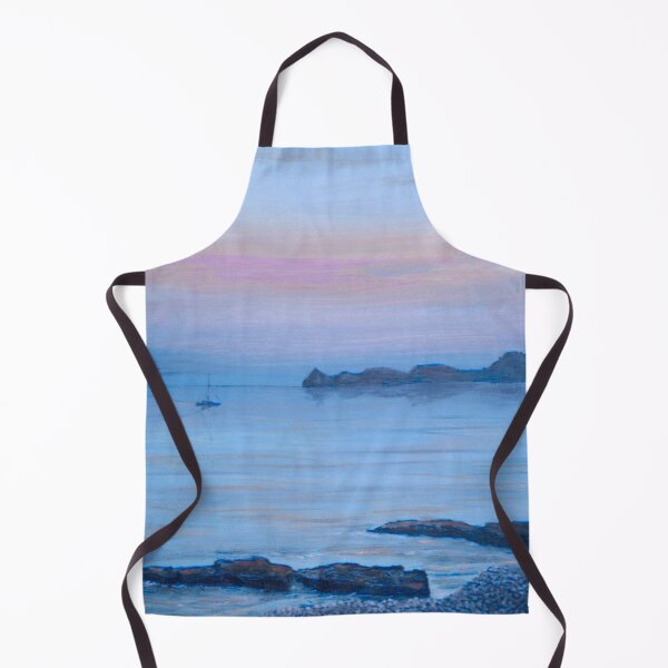 Artikelvorschau, BLICK AUF PORTITXOL VOM STRAND CALA BLANCA WÄHREND DIE SONNE VERSCHWINDET UND EINEN LILA BLAUEN HIMMEL VERLÄSST entworfen und verkauft von Mackenzie Moulton International Artist .
