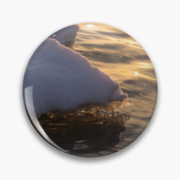 Artikelvorschau, Glückliches Sonnenuntergang-Eis - die eisigen Snowbanks, die im See sich reflektieren entworfen und verkauft von Georgia Mizuleva.