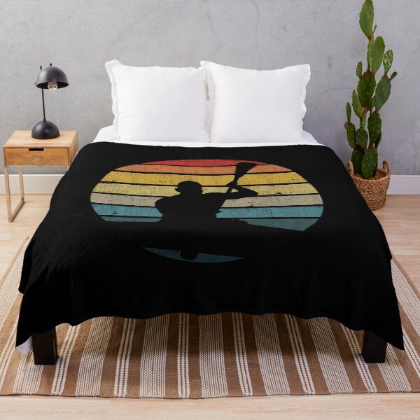 Artikelvorschau, Kanu-Silhouette auf einem beunruhigten Retro-Sonnenuntergang-Design entworfen und verkauft von theodoros20.