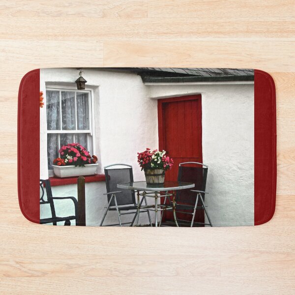 Artikelvorschau, Cottage mit einer roten Tür entworfen und verkauft von Shulie1.