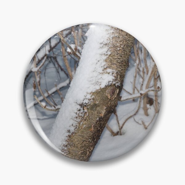 Artikelvorschau, Wilder Kirschbaumstamm mit Schneeszene bedeckt entworfen und verkauft von JariHawk.