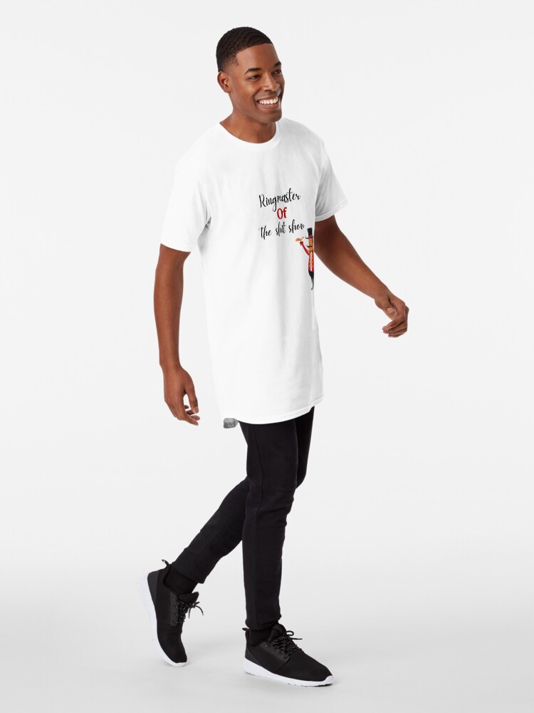 Imagen 3 de 5, Camiseta larga con la obra Maestro de ceremonias del espectáculo de mierda, diseñada y vendida por Seoul26.