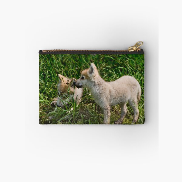 Aperçu de l'œuvre Arctic Wolf Pups créée et vendue par WolvesOnly.