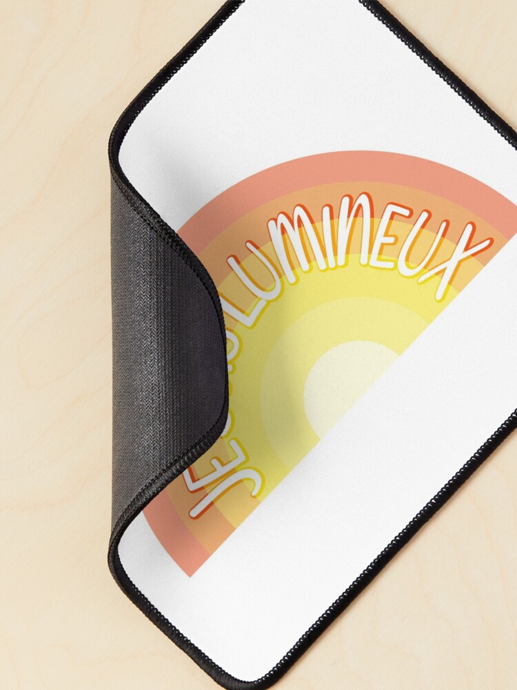 Aperçu 2 sur 5. Tapis de souris avec l'œuvre Je suis lumineux, affirmation positive Rayonnante créée et vendue par GrandirZen.