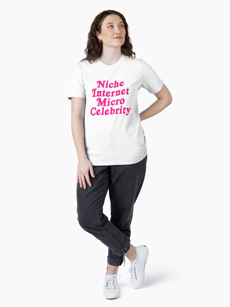Thumbnail 4 von 7, Essential T-Shirt, Nischen-Internet-Mikro-Prominente designt und verkauft von skgallery.