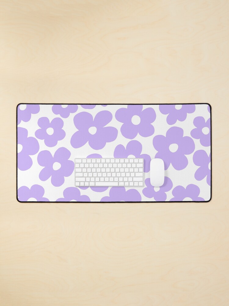 Aperçu 1 sur 5. Tapis de souris avec l'œuvre Fleurs violettes pastel - décor de motif floral vintage - modèle sans couture créée et vendue par GraphicBicycle.