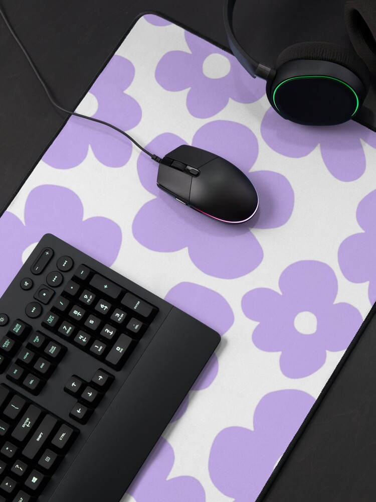 Aperçu 4 sur 5. Tapis de souris avec l'œuvre Fleurs violettes pastel - décor de motif floral vintage - modèle sans couture créée et vendue par GraphicBicycle.