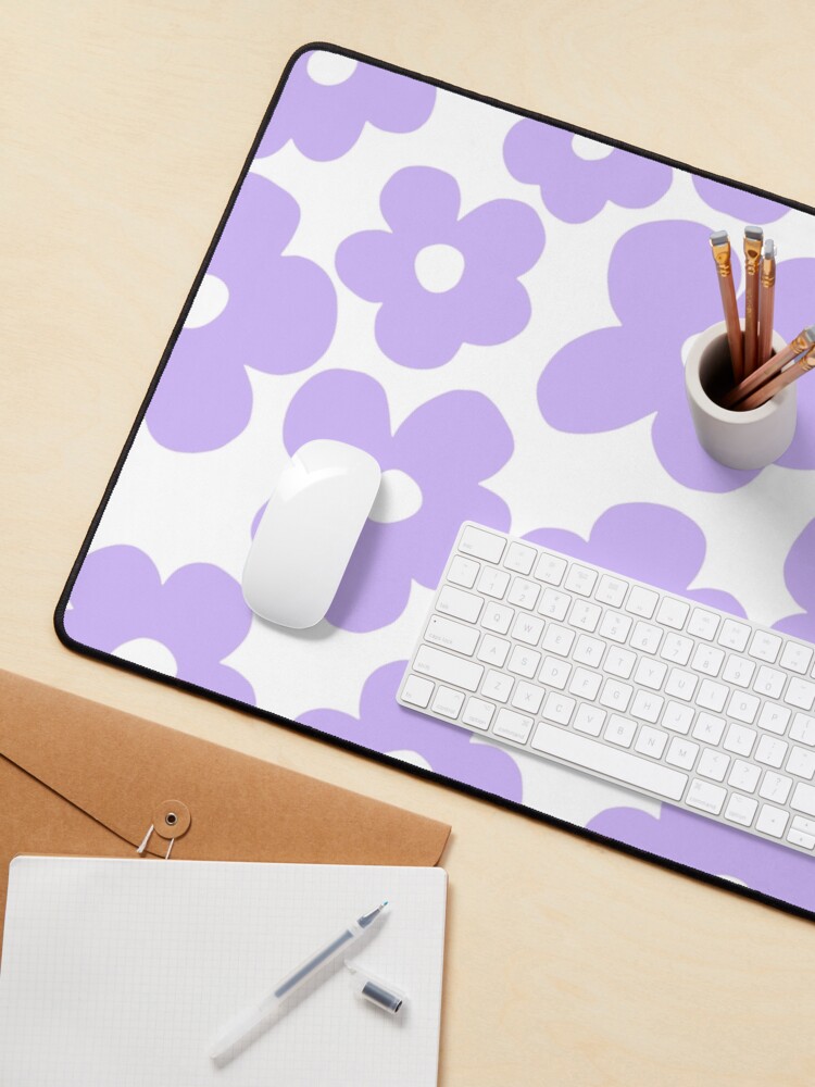 Aperçu 3 sur 5. Tapis de souris avec l'œuvre Fleurs violettes pastel - décor de motif floral vintage - modèle sans couture créée et vendue par GraphicBicycle.