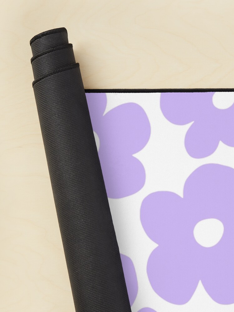 Aperçu 2 sur 5. Tapis de souris avec l'œuvre Fleurs violettes pastel - décor de motif floral vintage - modèle sans couture créée et vendue par GraphicBicycle.
