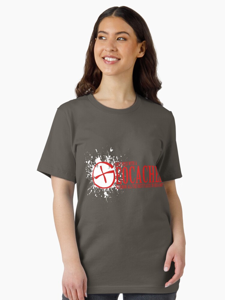 Imagen 1 de 7, Camiseta esencial con la obra No te metas con un Geocacher, diseñada y vendida por shakeoutfitters.