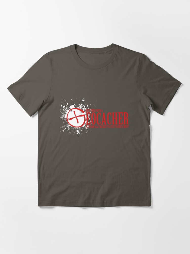 Imagen 3 de 7, Camiseta esencial con la obra No te metas con un Geocacher, diseñada y vendida por shakeoutfitters.