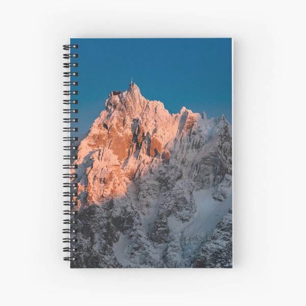 Aperçu de l'œuvre Chamonix Aiguille du midi enneigée photographyLWD créée et vendue par photographyLWD.