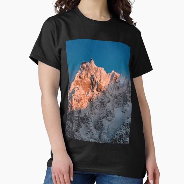 Aperçu de l'œuvre Chamonix Aiguille du midi enneigée photographyLWD créée et vendue par photographyLWD.