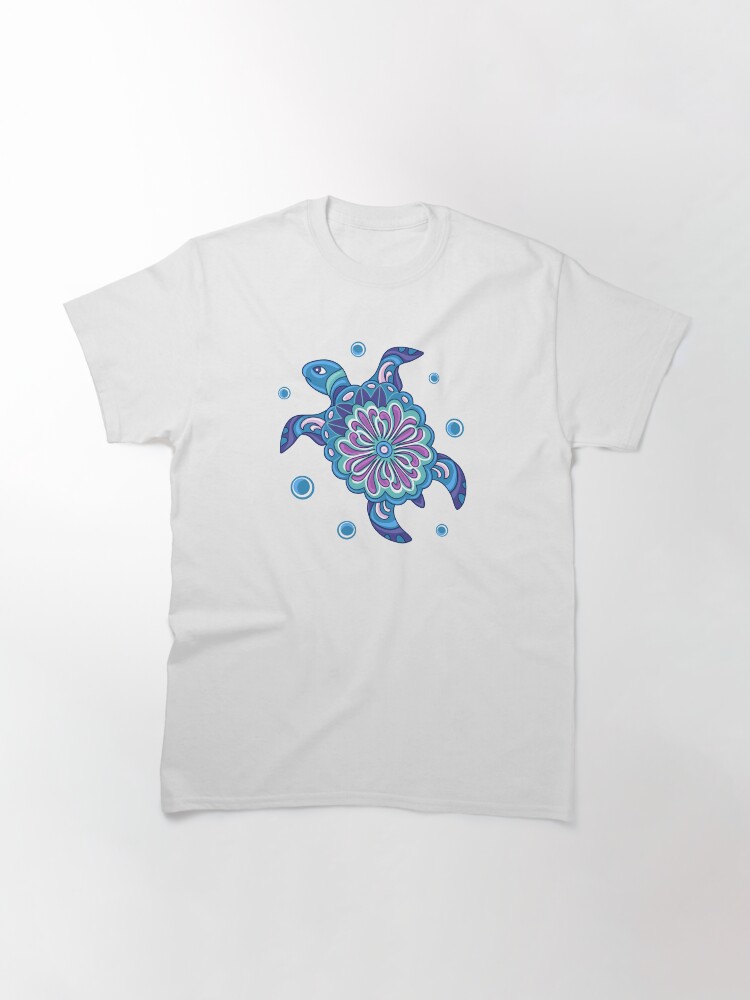 Aperçu 3 sur 7. T-shirt classique avec l'œuvre Motif tortue de mer créée et vendue par olgart.