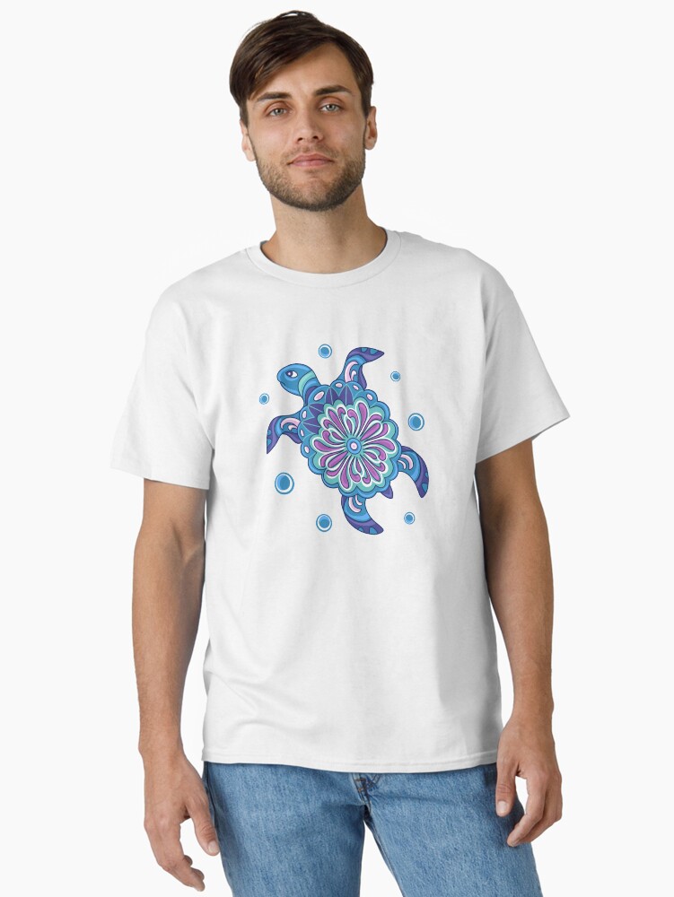Aperçu 2 sur 7. T-shirt classique avec l'œuvre Motif tortue de mer créée et vendue par olgart.